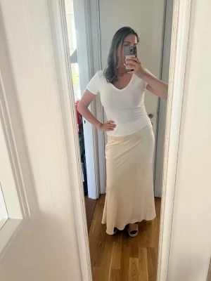 Ny satin kjol storlek M  - Helt ny med prislapp satin kjol från SHEIN storlek M💗💗