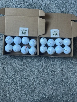 Callaway Supersoft Golfbollar från Elitetee A/B klass - Två kartonger med vita Supersoft bollar från Elitete. Bollarna är klassiskt runda med dimple-mönster och levereras i pappkartonger med Elitetee-logga. Perfekt för dig som vill fylla på golfväskan inför säsongen.