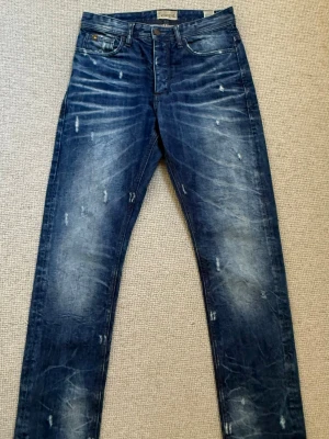 Jack & Jones Jeans  - Snygga blå jeans från Jack and Jones med slitningar och tvättade detaljer för en cool look, Nästan aldrig använda,  Storlek W29 L32 skriv ifall du har några frågor!👌🏻