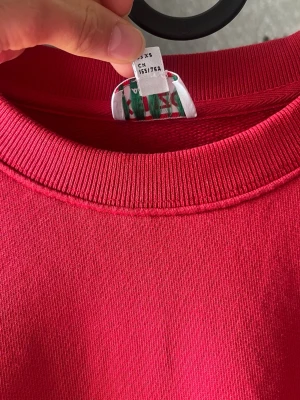 hoodie  Kenzo XS - Snygg röd hoodie från Kenzo i storlek XS. Tillverkad i mjukt bomullsmaterial med klassisk ribbad krage och muddar. Perfekt för dig som gillar streetwear och vill sticka ut med en färgstark look.heläkta kenzo paris köpt där kvitto fins.frötum själva bags