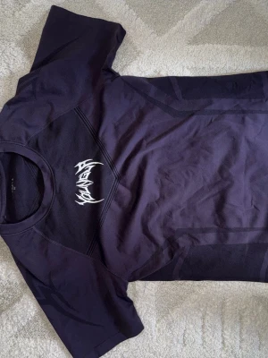 YOUNGLA COMPRESSION - YoungLA Warrior compression t shirt. Lila färg, Storlek XL. Tröjan är otroligt stretchig så den kan passa för dig som har annan storlek. Använd ett fåtal gånger