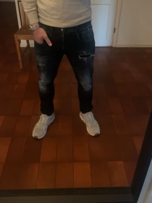 Mörkblåa replay jeans - Säljer ett par mörkblå jeans från Replay med slitningar och trasiga detaljer på benen. Jeansen har fem fickor, knappgylf och klassisk slim passform. Översnygg och unik tvätt, dessa jeans är riktigt svåra att få tag på. Som vanligt är priset diskuterbart mina vänner❤️🚀