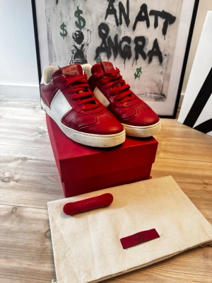 Valentino Fly Crew strl 41  - Valentino Fly Crew strl 41 ❤️🤍 Fint skick, endast normalt slitage. Box + dustbag + extra laces ingår. Hör av dig om du är intresserad eller frågor😊 1599kr eller bud ✨