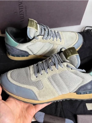 Valentino rockrunner - Ett par sjukt feta rockrunners i bra skick! Storlek 42 men stora i storlek, passar 43. OG Box, dustbags, nya snören och kort + kuvert medföljer! Hör av er vid frågor!