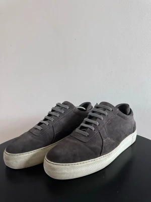 Grå Axel Arigatos  - Snygga mörkgrå sneakers från Axel Arigato