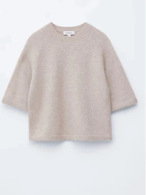 Beige stickad tröja från & other stories - Mjuk och stilren beige stickad tröja från & other stories med rund halsringning och halvlånga ärmar. Tröjan har en rak passform och är tillverkad i ett fluffigt material som ger en avslappnad look. Nypris 790kr. Nyskick.🥰
