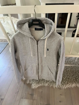 Ralph lauren zip hoodie  - Skön raffe zip hoodie i storlek S. Använd men fint skick! Pris 625k. Mvh Simon 