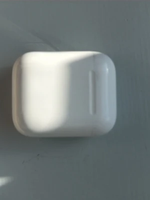 Trådlösa vita hörlurar med laddetui - Säljer ett par trådlösa vita hörlurar med tillhörande laddningsetui. Hörlurarna har en stilren och kompakt design, perfekt att ta med överallt. Passar till de flesta smartphones och har touchkontroller. Materialet är blank plast och etuiet är smidigt att bära i fickan.