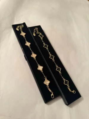 Guld Armband 2 st - Båda armbanden är helt nya och har aldrig använts. De är gjorde av rostfritt stål det menar med att dem inte byter färg. Armbanden är justerbara du kan justera dem efter din egna längd på armen! Båda medföljer.