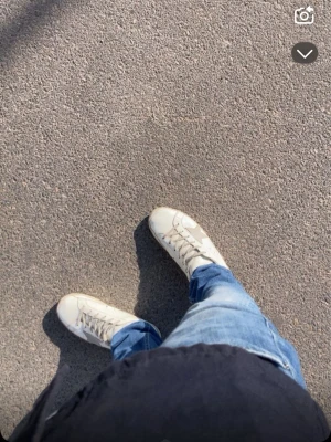 Skor golden goose super star  - Säljer nu mina välanvända golden goose skor i modellen super star. Det har släppt där framme på ena skon men inget som stör användningen av dom. Väldigt väl använda och i ett hyfsat skick därav priset. Storlek 41/42