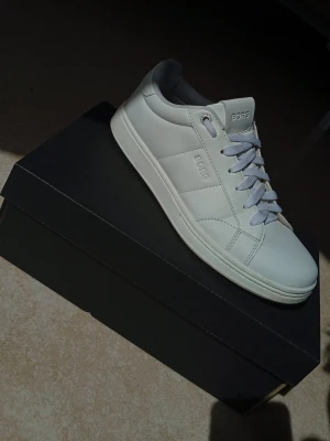 Björn Borg Skor - Stilrena vita sneakers från Björn Borg med klassisk låg profil och vita snören. Säljer för endast 799 då dom kostar 899 i nypris och är knappast använda .