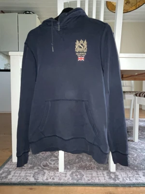 Morris hoodie - Säljer denna riktigt feta Morris hoodien! Säljer för att den inte passar mig längre! Använt då och då, hål vid fickan!Skick:7,5/10  Pris:499kr