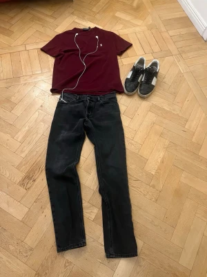 Diesel jeans - Diesel jeans i skick 8/10. Tecken på användning  börjat bli lite faded men annars finns inga defekter. Storlek W29 L32 passar någon runt 175-180. Modellen är straight fit.