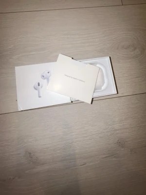 Apple AirPods Pro 3 - Säljer ett par vita Apple AirPods Pro med stilren design och in-ear passform. Hörlurarna är trådlösa och levereras i originalförpackning med laddningsetui. Perfekta för musik, samtal och träning. Klassisk Apple-kvalitet och snygg minimalistisk look.