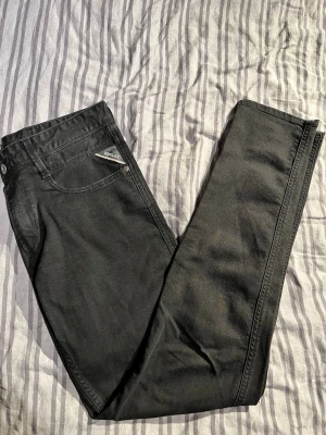 Replay Jeans - Svarta Replay jeans, slim fit, perfekta för sena sommarkvällar! Vid snabbt köp kan priset diskuteras! Hör av er vid frågor!