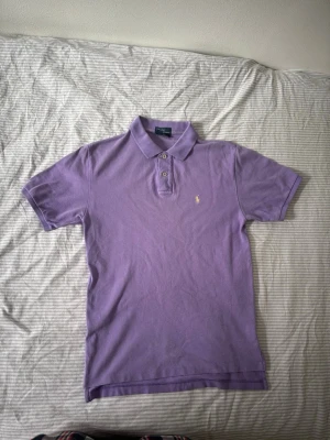 Ralph Lauren piké S - Väldigt snygg Ralph Lauren piké i storlek S. Den är i mycket bra skick och har inga defekter.