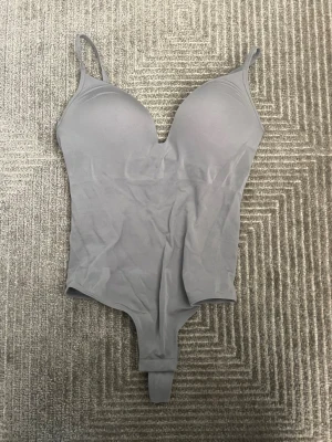 Body från h&m - Snygg grå body från H&M med push 