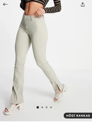 Beige chinos med raka ben - Snygga beige chinos med raka ben och klassisk passform. Byxorna har diskreta sömmar och är tillverkade i ett mjukt, lätt bomullstyg som känns skönt mot huden. Perfekta för en stilren och avslappnad look. Stretchigt material, slits på slutet av byxorna.