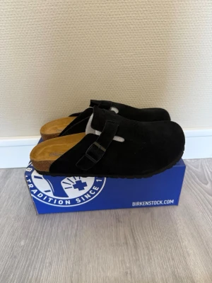 Birkenstock Boston (Svart) - Helt nya Birkenstock Boston i färgen Svart, storlek 43. Oanvända och i perfekt skick. Köptes som en födelsedagspresent till mig, men tyvärr var storleken för liten.