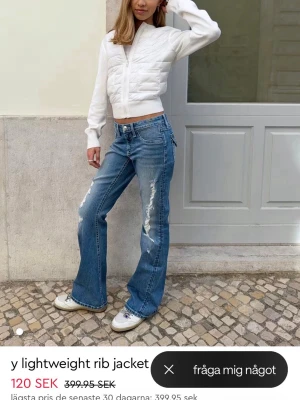 Blå utsvängd jeansjacka - Snygg blå jeansjacka med klassisk krage och knappstängning framtill. Jackan har en avslappnad passform och är tillverkad i jeansmaterial. Perfekt för en cool och trendig look.