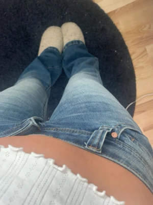 Blå bootcut jeans från Abrand - Säljer ett par snygga blå bootcut jeans från Abrand som är köpta på jeansbolaget. Dom är i ny skick med prislapp på! Säljer på grund av att jag fick ett par likadan🤗skriv för fler frågor eller bilder, jag är 165 och passar perfekt. Köpte dom nya för 1000kr