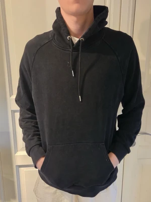 Svart hoodie med Fru Garman-tryck - En limited edition tröja från det nerlagda företaget revenite som det inte finns av så många i Sverige. Tröjan är skapad på ett samarbeta med tjuvjakt. Riktigt skön och är en perfekt tröja att glida runt hemma och även utomhus.