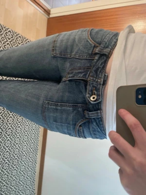 ONLY jeans 🔥 -  Supersnygga utsvängda jeans från ONLY jeans Älskar dem men det är tyvärr för korta 💔(jag är 178) saknar en knapp men syns inte när det är på.