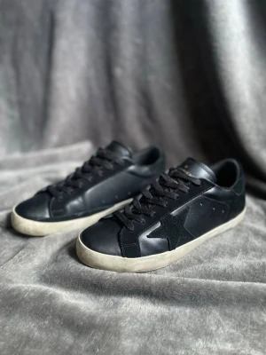 Golden Goose - Riktigt feta Golden Goose skor!!!  Skick 9/10!!Storlek 42, passar 41-43! Skorna har använts en par gånger förra sommaren och sen dess har dem bara legat i garderoben och samla damm! Enda skadan är lite använda vid sulan. Hör av er vid minsta fundering! 