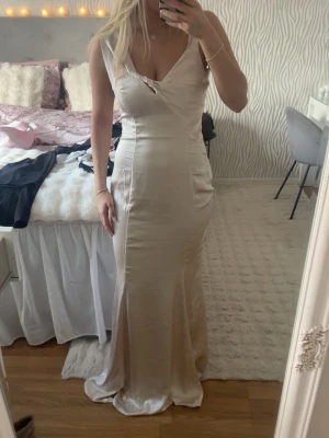 Champagnefärgad långklänning  - Elegant långklänning i champagnefärgad satin. Perfekt till bal eller liknande 😍helt oanvänd med prislapp kvar