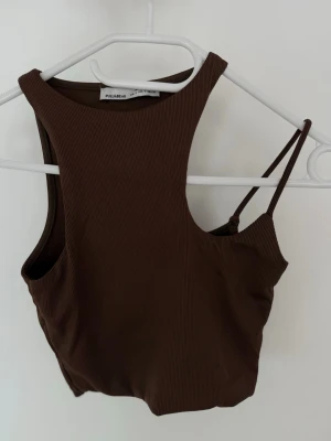 Brown ribbed top - Brown ribbed top   Brand: Pull&Bear Size: S Condition: used, in good condition  💰 Price: 60 kr  📦 Fast shipping / meet-up possible Message me if interested 💌