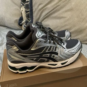 Gel kayano skor - Ett par grå/silvriga gel kayano helt nya o kommer med låda!!