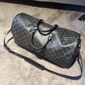 Duffle bag - Perfekt till handbagage nu när du ska resa i sommar 55cm lång 25cm bred