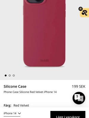 Red velvet  silikonskal Holdit iPhone 13 - Snyggt och stilrent mobilskal i färgen Red Velvet från Holdit, gjort i mjukt silikon som ger ett bra grepp. Skalet är helt oanvänt och med en oöppnad förpackning. Säljes pågrund att jag råkade beställa 2 och var för lat för att skicka tillbaka 🥲