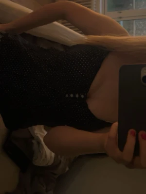 Brandy Melville topp  - Den trendiga blåa toppen från Brandy Melville. One size, men skulle säga att den passar en S. 🥰 ((intressekoll))