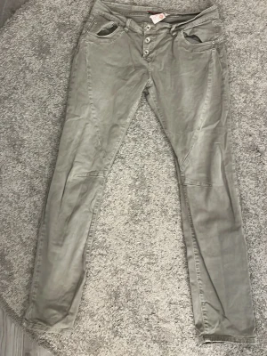 Gröna jeans från Please - Säljer mina gröna jeans från Please. Stl XL men sitter som 36/38. Har snygga detaljer över hela byxorna rak passform. Skriv om du undrar något pris kan diskuteras!!💞