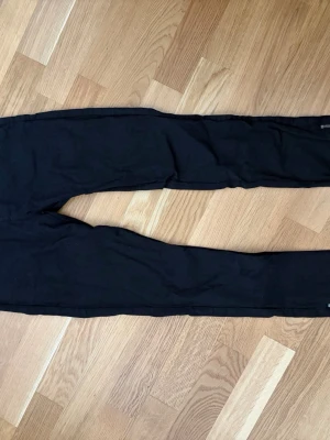 Svarta skinny jeans från Dr Denim - Säljer ett par svarta skinny jeans från Dr Denim. De är tillverkade i 98% bomull och 2% elastan vilket gör dem stretchiga och bekväma. Perfekta för dig som gillar en tight passform och enkel stil. Aldrig använda endast tvättade, noppror på insidan uppkom vid tvätt därav priset 