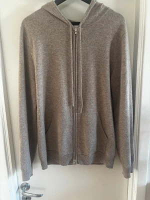 Beige John Henric Kashmir hoodie  - Säljer nu denna beigea John Henric 100% Kashmir hoodien i storlek M. Kom gjärna med bud och hör av er vid minsta lilla fråga 💯