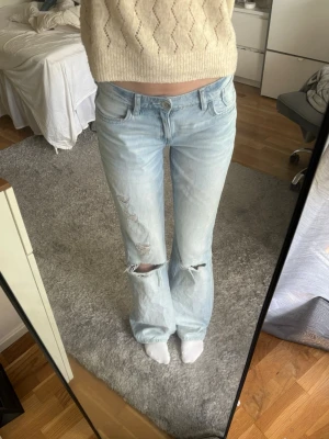 Baggy lågmidjade jeans med slitningar - Sjukt snygga baggy jeans med slitningar💗 endast använda en gång! Storlek 170 (passar mig som brukar ha xs-s)