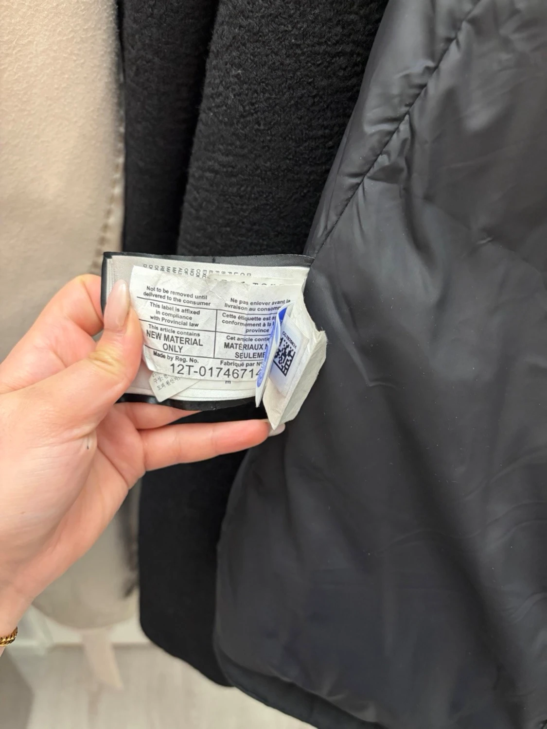 Svart parkas med pälskantad huva - 4