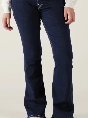 Mörkblå low waist bootcut jeans True Religion - Mörkblå bootcut jeans från True Religion med kontrasterande vita sömmar och dekorativa bakfickor med lock och knapp. Klassisk femficksmodell i stretchigt denimtyg. Perfekta för en trendig och avslappnad look. Använda cirka 6 gånger. W25 och är väldigt långa på mig som är 160 cm. Pris kan diskuteras men inte för mycket!💕
