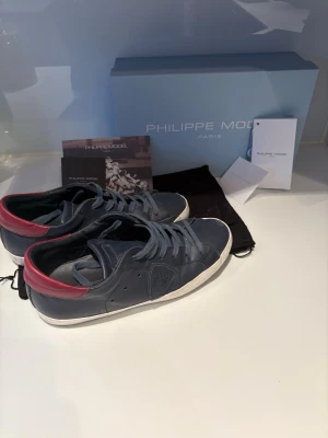 Phillipe Model  - Mörkblå phillipe models, mycket bra skick! Storlek 40. 1000 kr! Kan diskuteras vid snabb o enkel affär!