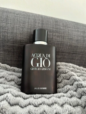 Acqua di Giò Profumo Pour Homme 100ml - Säljer en Acqua di Giò Profumo Pour Homme från Giorgio Armani. Flaskan är matt svart med silverfärgad text och har en stilren, maskulin design. Parfymen kommer i originalkartong och är en eau de parfum med fräsch och elegant doft.