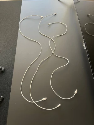 Vit USB-C till Lightning-kabel - Säljer en vit USB-C till Lightning-kabel som funkar perfekt för att ladda och synka din iPhone eller iPad. Säljer 3 stycken lika. 50kr styck. Aldrig använda!