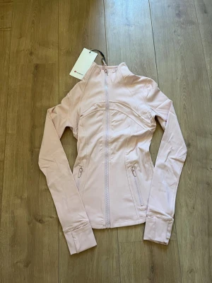 Lululemon define jacka kofta - Helt ny med tag kvar. Storlek 2 tror det motsvarar xs. Skriv privat vid fler frågor.