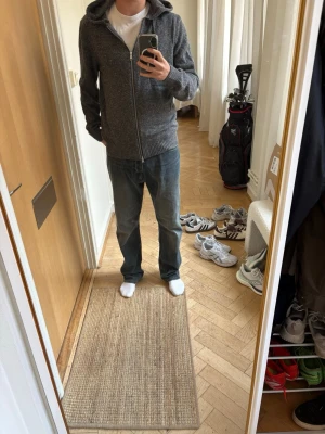 Grå zip hoodie med huva - Säljer denna snygga zip hoodie från Marc O’Polo i storlek XL, använd ett par fåtal gånger