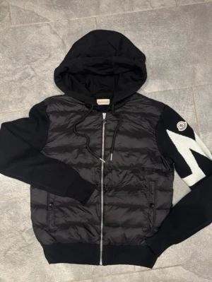Moncler Cardigan BUD! - Säljer Moncler Cardigan.KOM MED BUD!!! Pris kan diskuteras vid snabbaffär! Byten funkar också!
