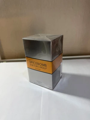 Spicebomb Extreme från Viktor & Rolf - Spicebomb Extreme från Viktor & Rolf är en parfym i en snygg, silverfärgad och orange kartong. Doften är känd för sina kryddiga och intensiva toner. Förpackningen är stilren och modern, perfekt för dig som gillar unika och kraftfulla dofter.