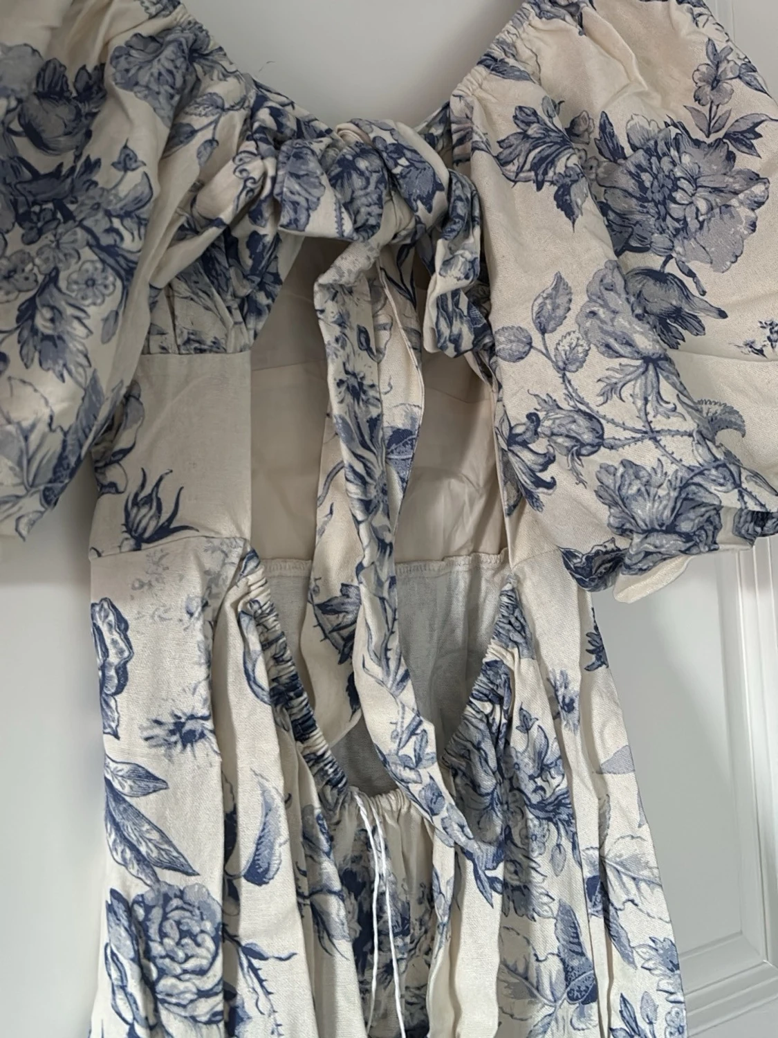 Vit kortklänning med blått blommönster - 3