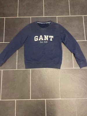 GANT Tröja - Blå Tröja ifrån GANT                                                         Storleken är S