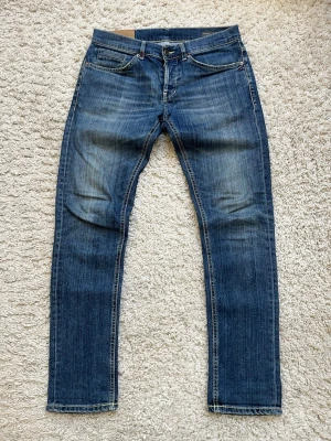 Mörkblå Dondup George jeans - Mörkblå Dondup George jeans Inga defekter Storlek 33 men sitter som 32 ungefär Hör av er vid frågor!🙌